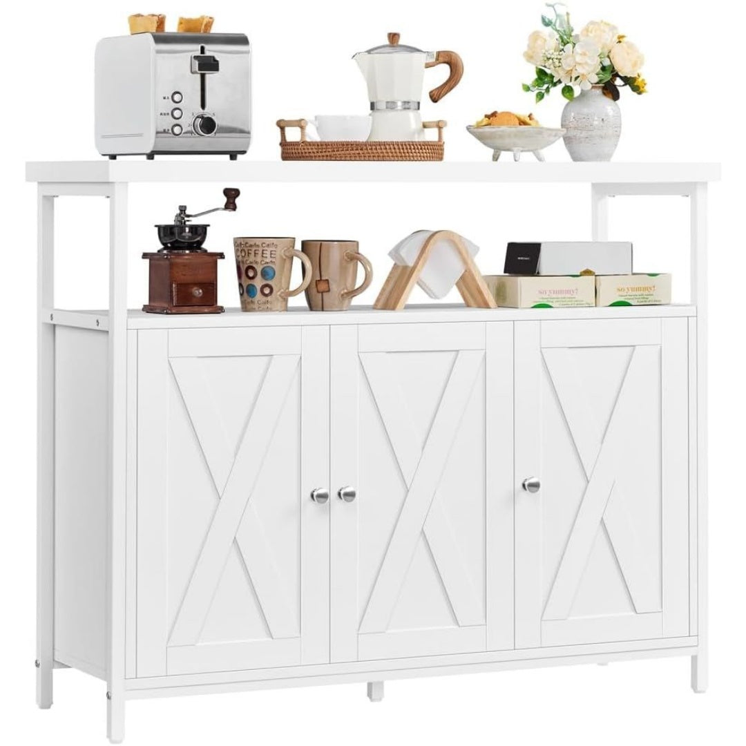 Une silhouette equilibree pour ce buffet avec portes, avec etageres, teinte blanc et vert